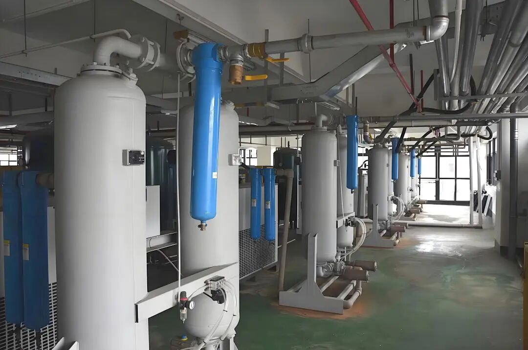 某电器企业采购8台汉德空压机，1 级能效领跑绿色生产